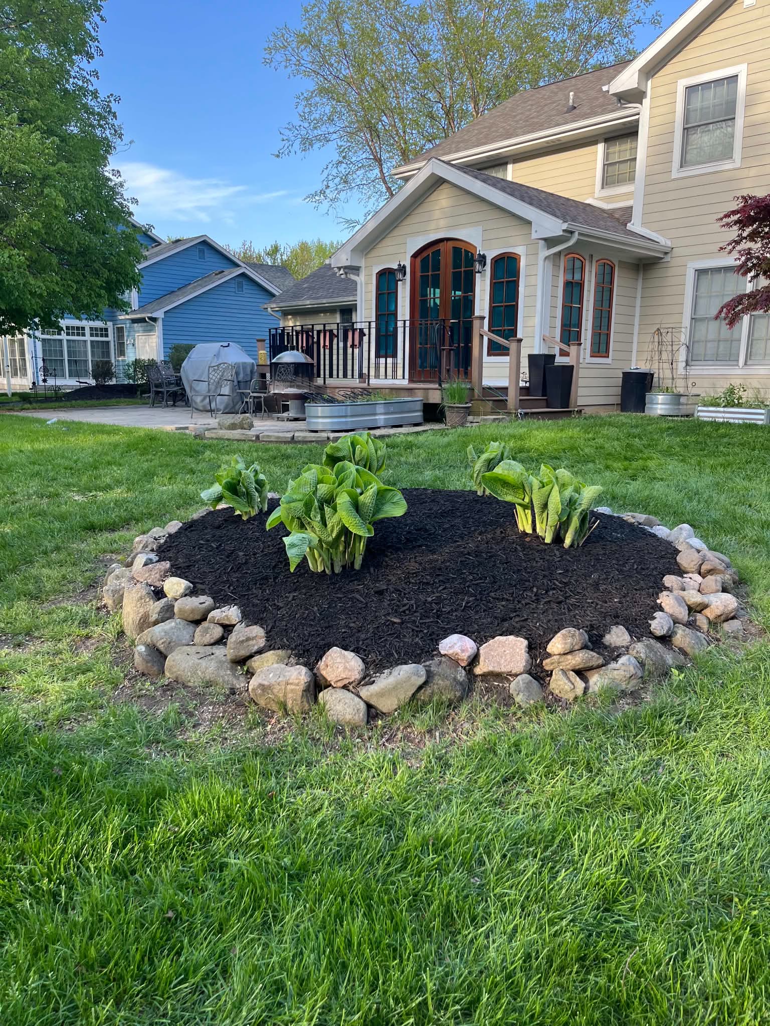 Stone-ring mulch bed