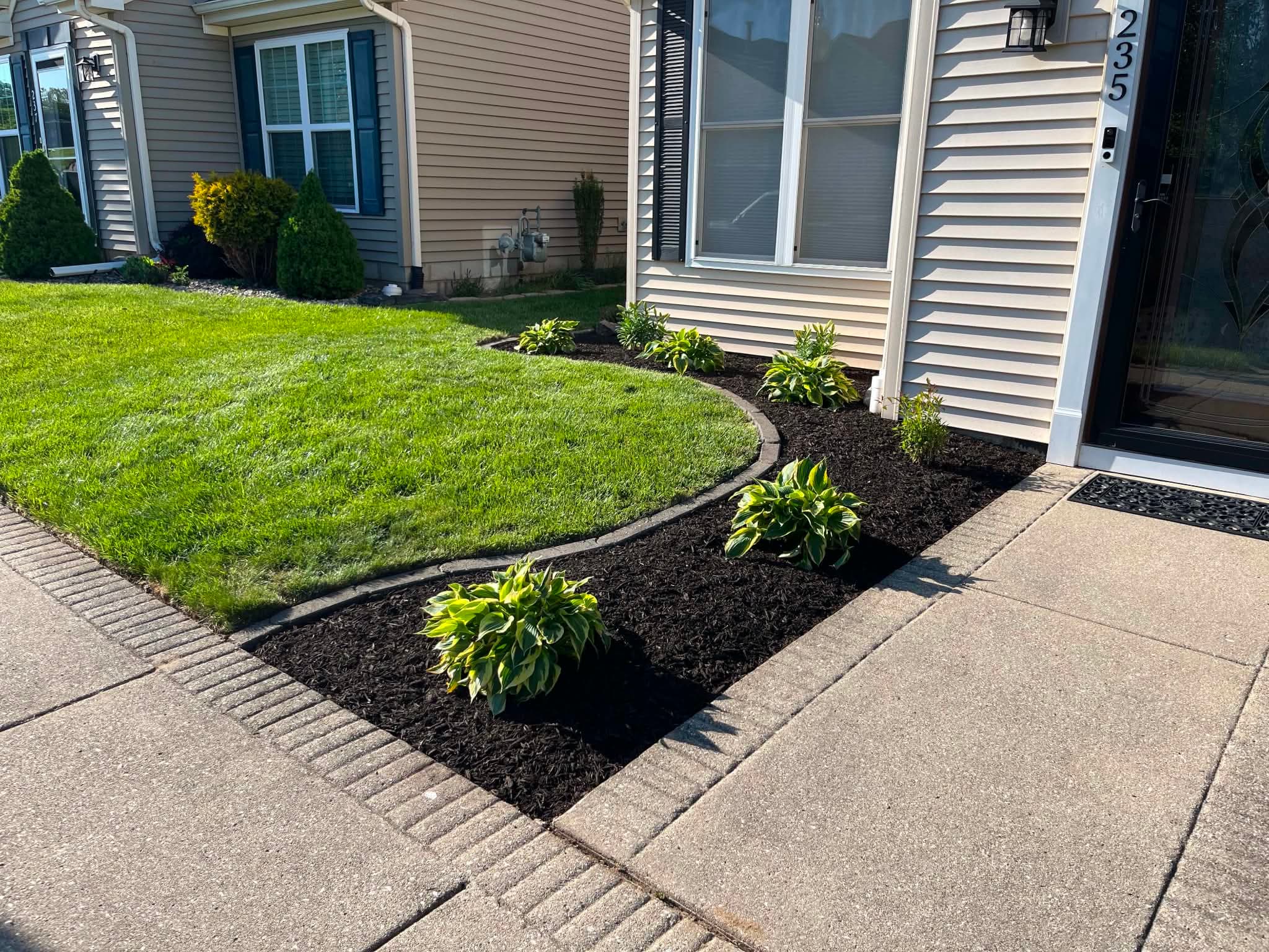 Curved mulch bed & lawn